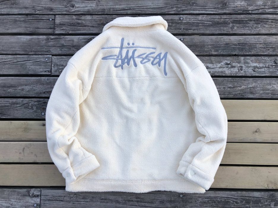 Sudadera polar en blanco y negro con estampado del logotipo de Stussy